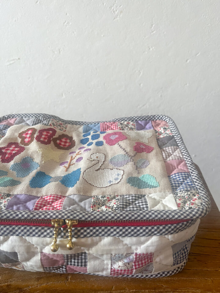 ふたの全体／刺繍布が見えるカット